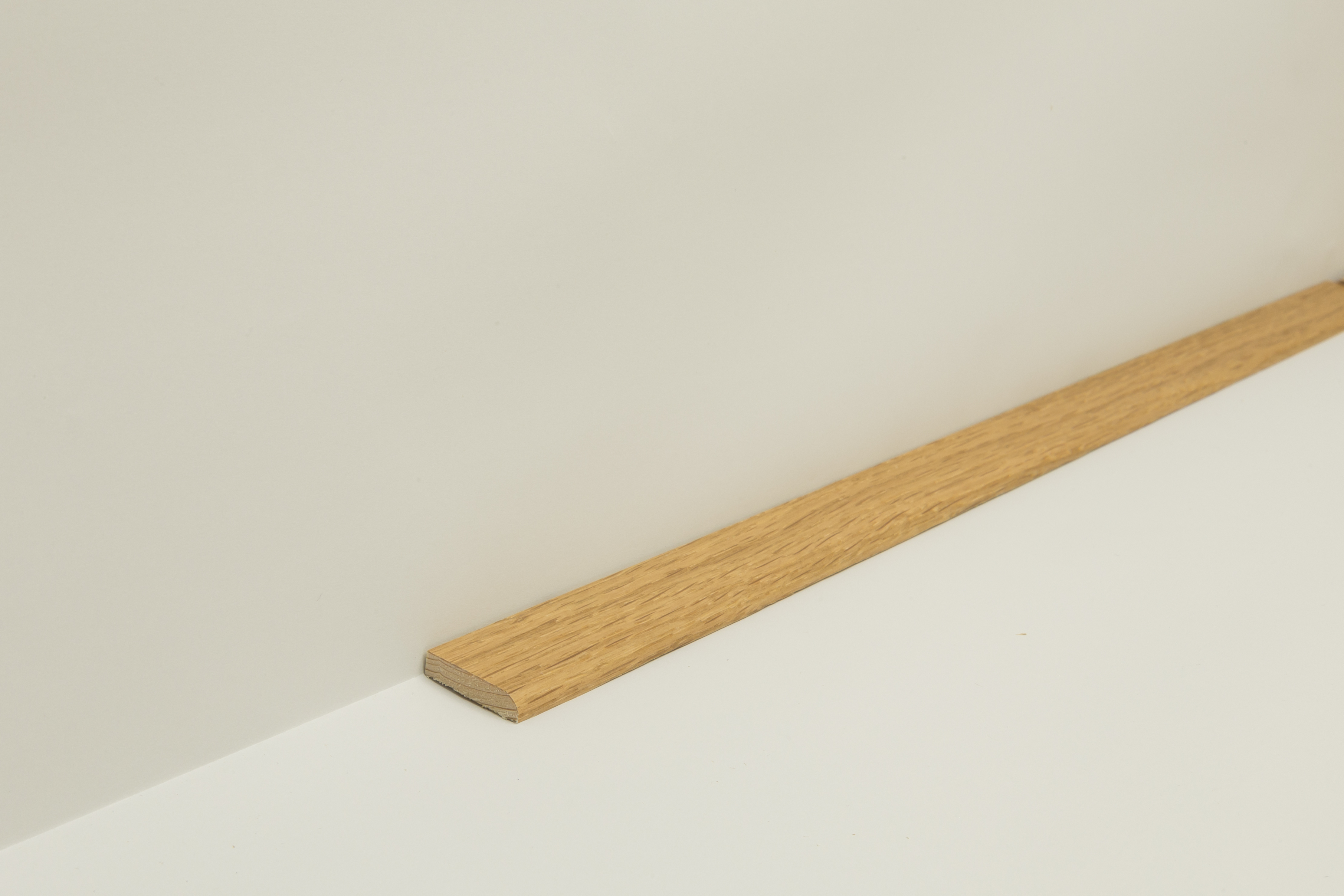 Flachleiste 5x23 mm, Echtholz furn. mit rückseitigem Klebestreifen